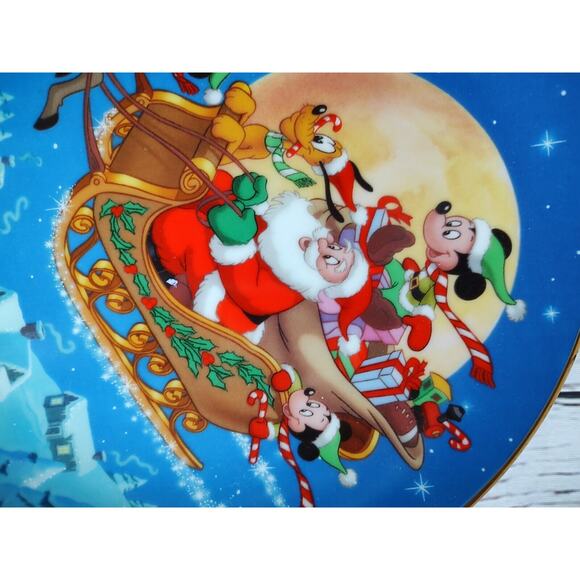 Mickey's Holiday Magic Collectors Plate #1 "Santa's Favorite Helpers" - Picture 5 of 6